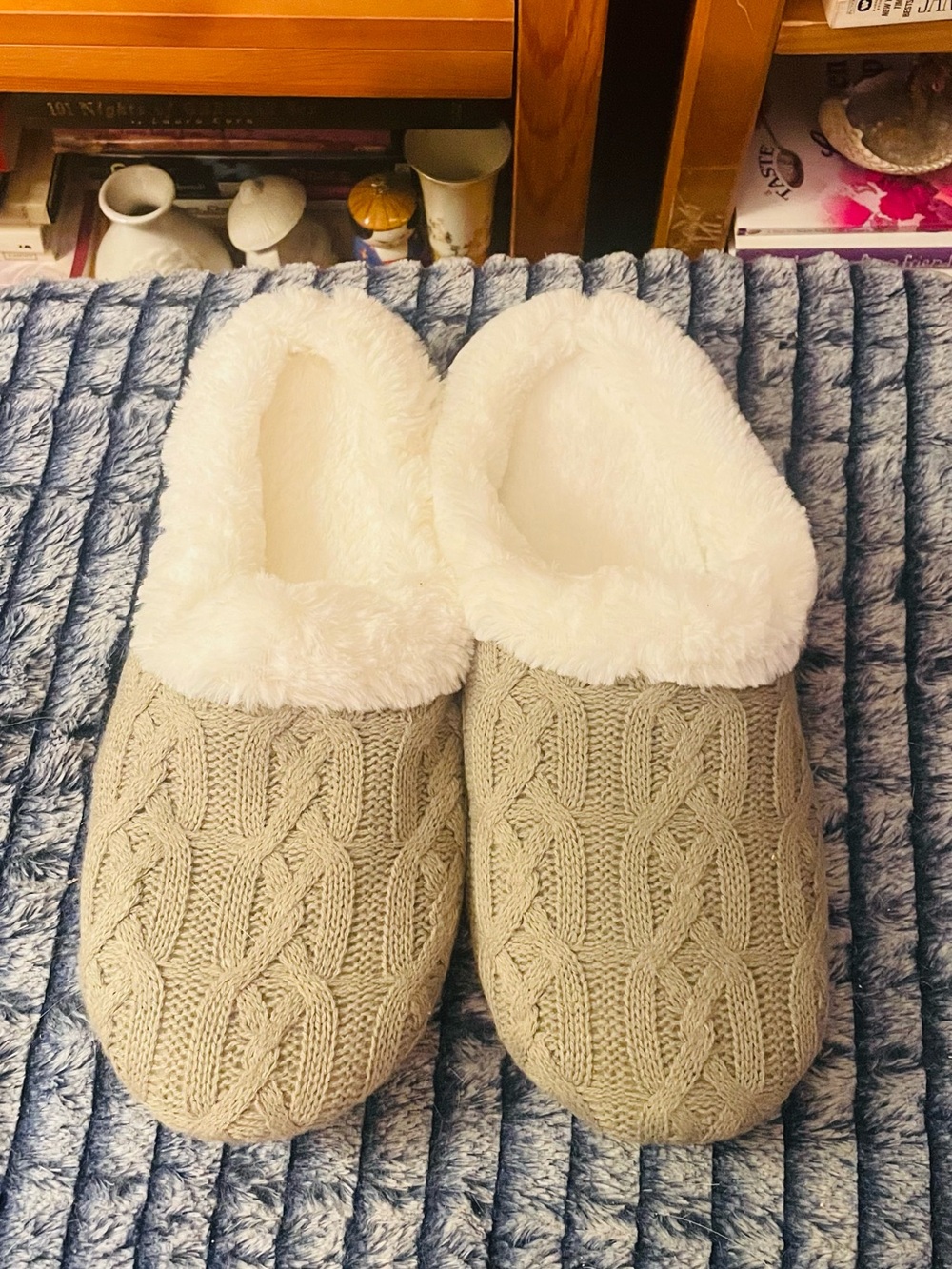 Cream Cable-Knit Lined Women's Slippers — Plush Comfort
